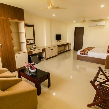 Miracle Residency Hotel Kizhake Chālakudi Kültér fotó