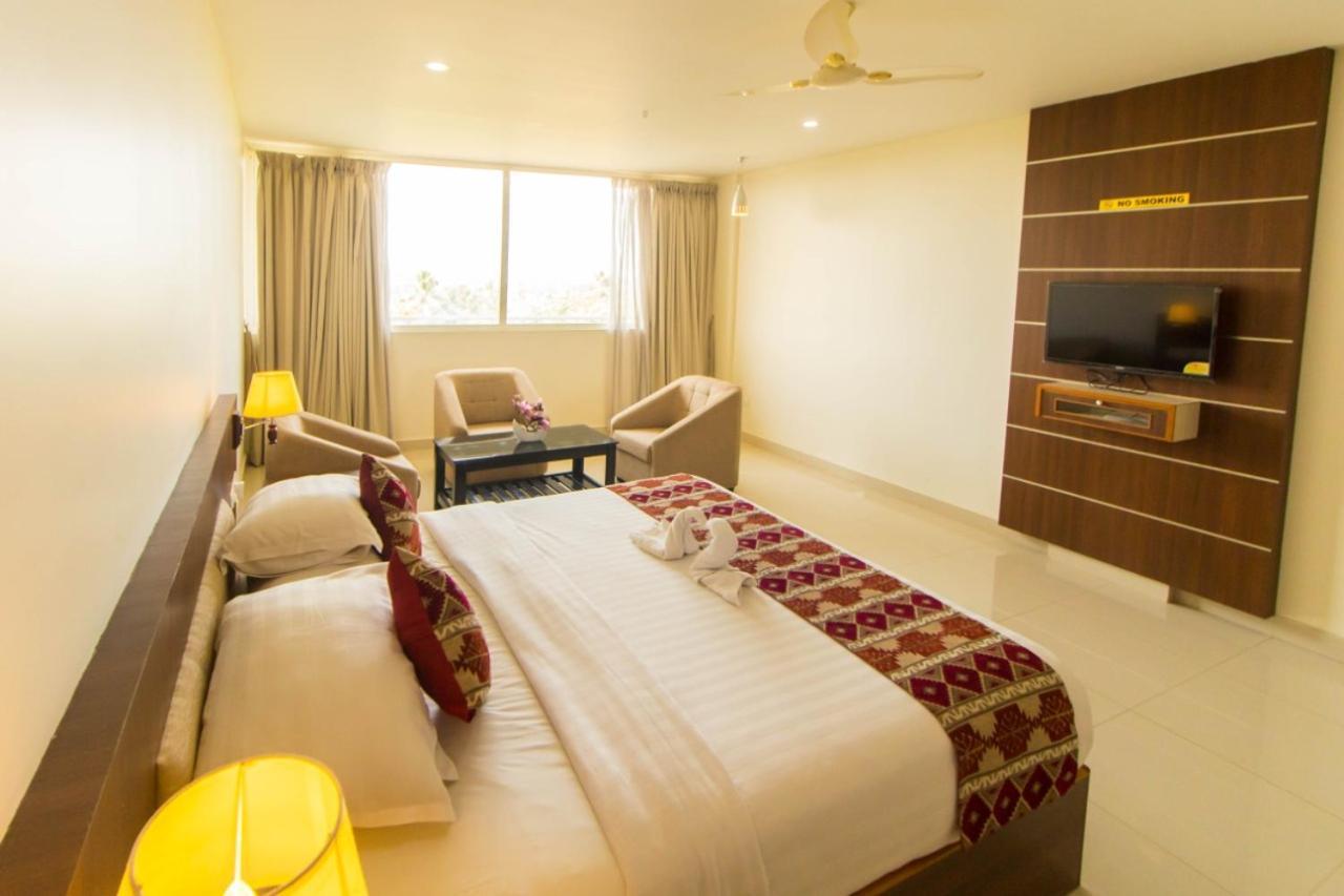 Miracle Residency Hotel Kizhake Chālakudi Kültér fotó