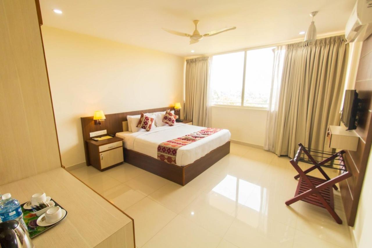 Miracle Residency Hotel Kizhake Chālakudi Kültér fotó
