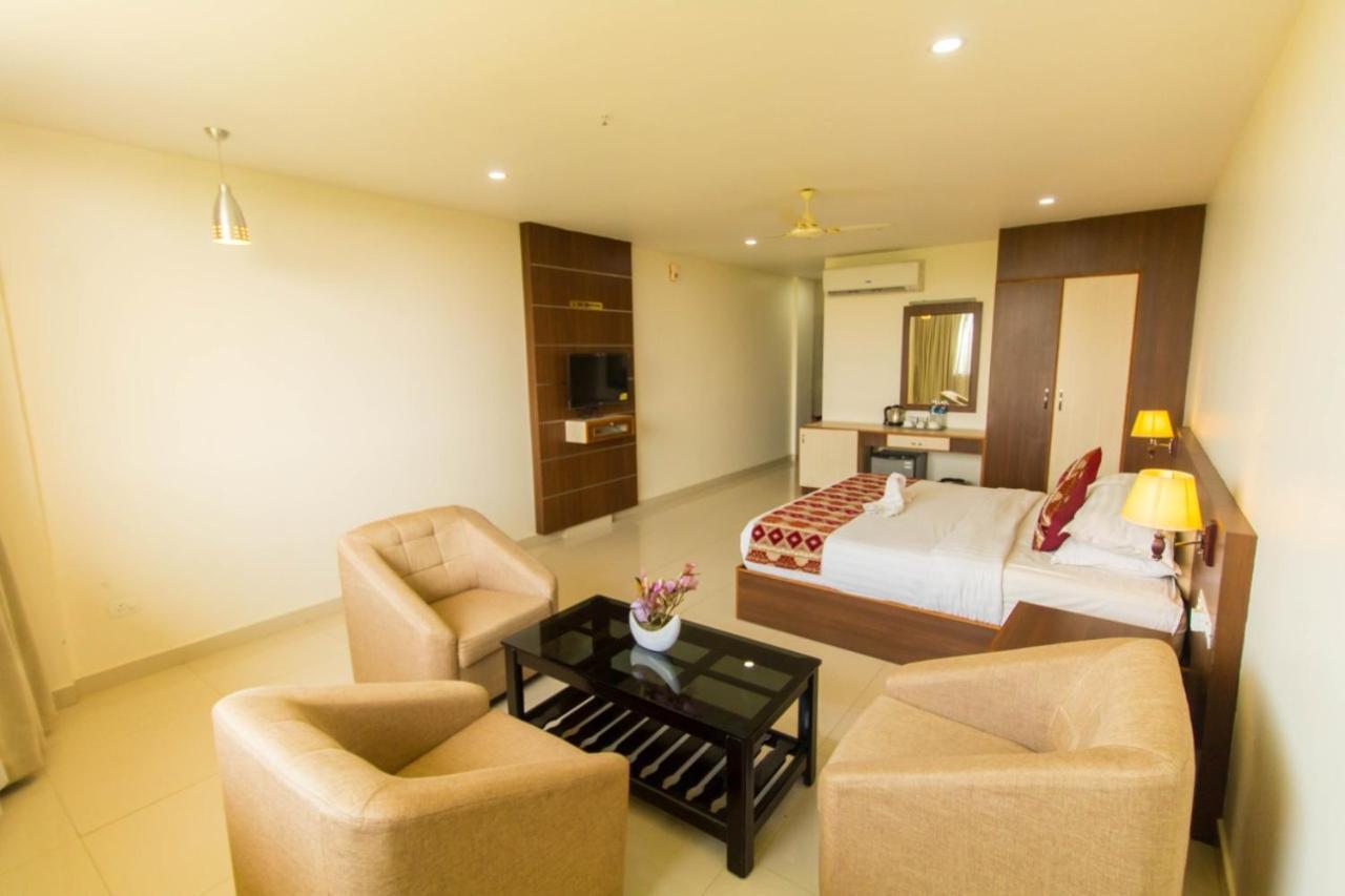 Miracle Residency Hotel Kizhake Chālakudi Kültér fotó