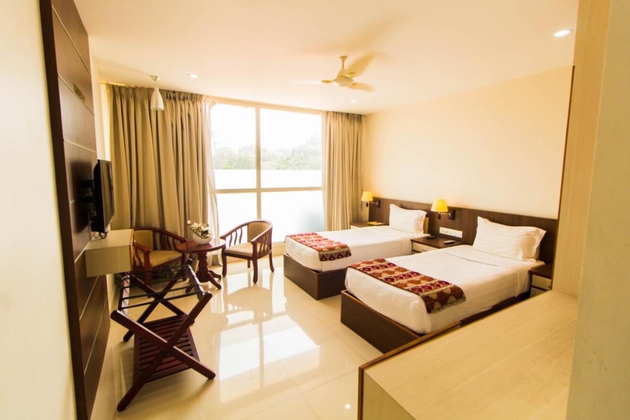 Miracle Residency Hotel Kizhake Chālakudi Kültér fotó