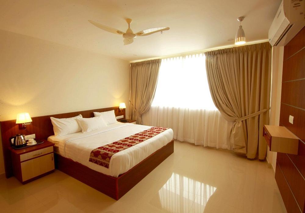 Miracle Residency Hotel Kizhake Chālakudi Kültér fotó