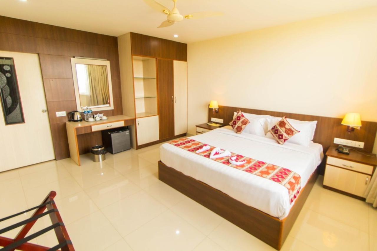 Miracle Residency Hotel Kizhake Chālakudi Kültér fotó